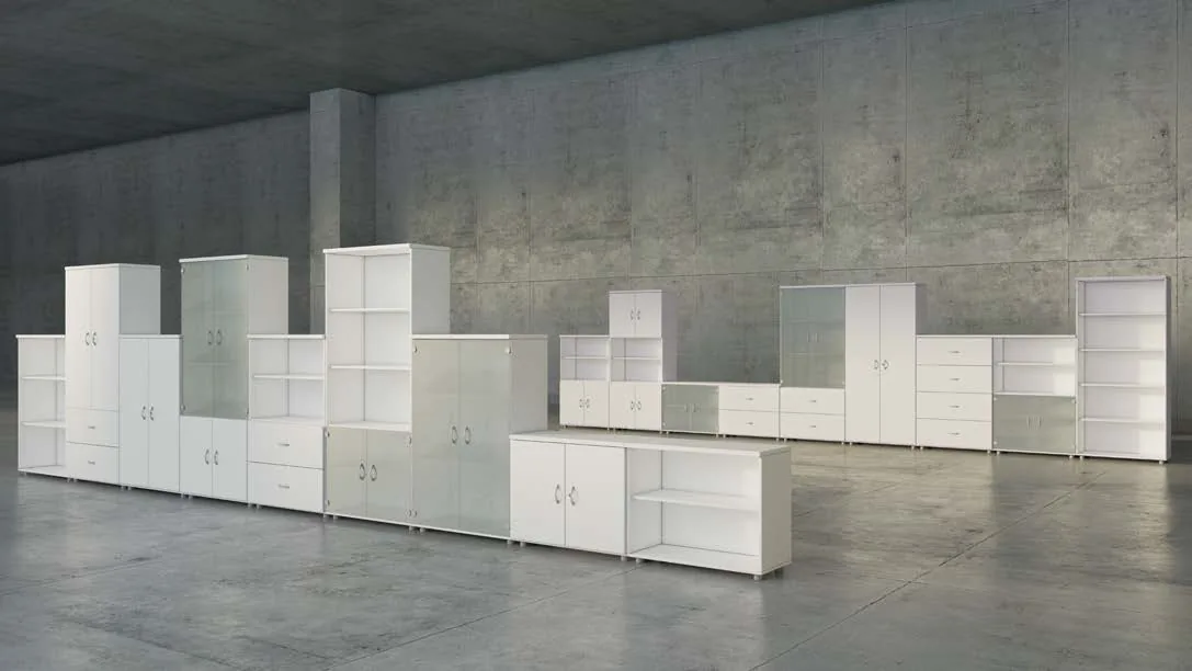 Zona de almacenaje de una oficina con armarios de puertas y estanterías