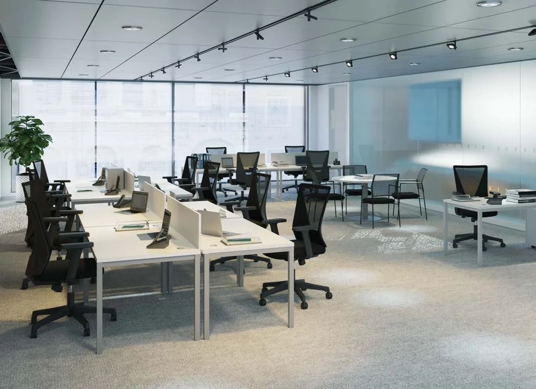 Puestos operativos en configuración bench en una oficina diáfana