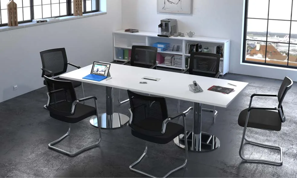 Mesa de reunión rectangular con sillas en una sala de juntas
