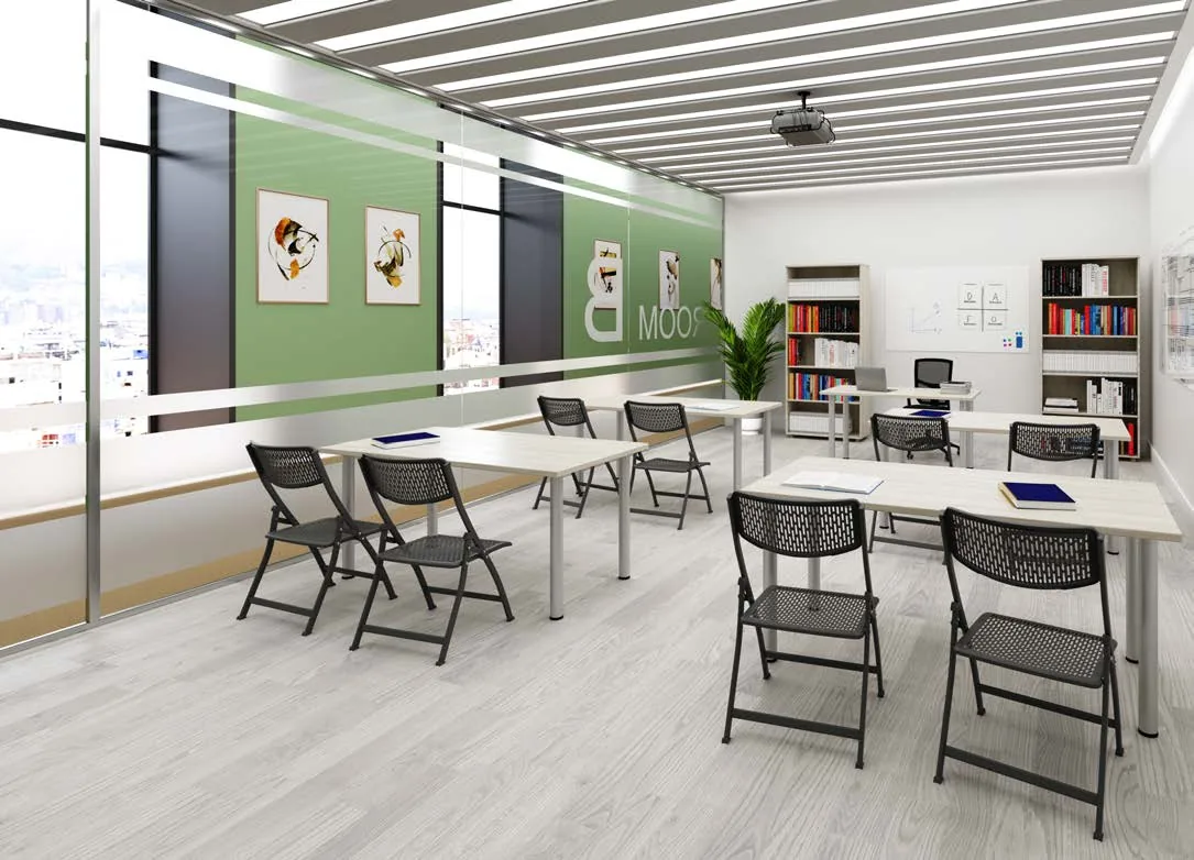 Mesas multifunción plegables dispuestas en una sala de formación