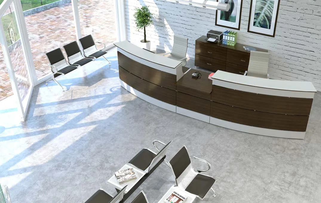 Detalle interior de un mostrador de recepción con superficie de trabajo
