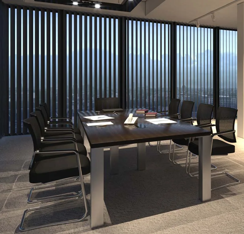 Sala de juntas con mesa de gran formato y sillas confidente